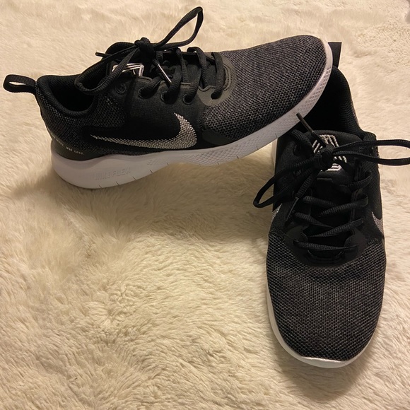 Nike women’s stroke running shoes Black White Dk Smoke Grey Iron Grey size 9.5 - Picture 2 of 14